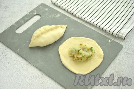 В центр каждой лепёшки выкладываем 2 столовых ложки остывшей картофельной начинки. Скрепляем края теста над начинкой, формируя пирожок. Постепенно формируем все 8 пирожков.