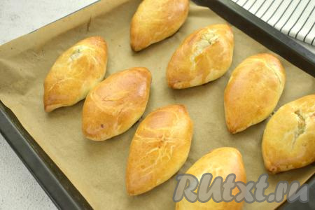 Сразу отправляем противень в духовку, разогретую до 200 градусов.&nbsp;Пирожки с картошкой выпекаем минут 20 (до приятного подрумянивания слоёного дрожжевого теста).