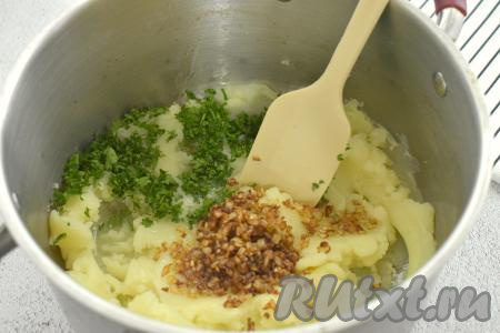 Обжаренный лук перекладываем к картофельному пюре, по желанию, добавляем мелко нарезанную зелень (у меня - петрушка). По вкусу перчим, перемешиваем. Если нужно, досаливаем.&nbsp;Даём остыть и картофельная начинка для пирожков из слоёного теста готова.