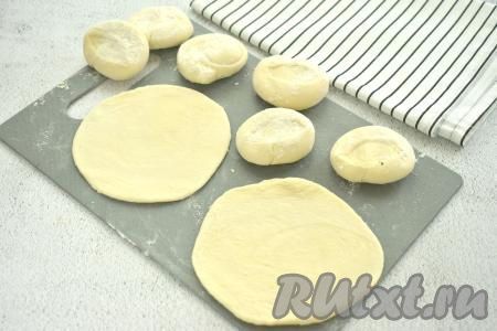Каждый кусочек теста ставим на срез и раскатываем в лепёшку диаметром 11 сантиметров.