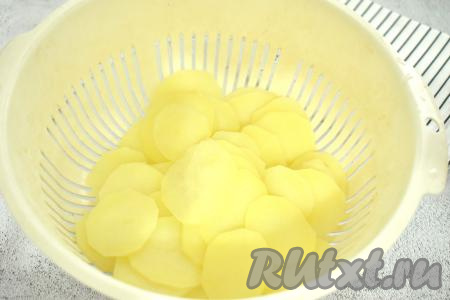 Отваренную картошку откидываем на дуршлаг, чтобы стекла лишняя вода.