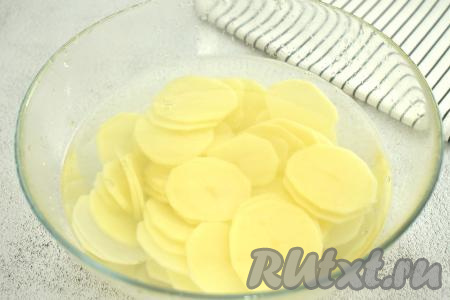 Нарезанный картофель выкладываем в миску, заливаем полностью холодной водой и оставляем на 10 минут, затем картошку промываем - благодаря этой процедуре мы избавимся от лишнего крахмала в картошке.