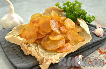 Картофельные чипсы, приготовленные в сушилке для овощей, получаются хрустящими, ароматными, вкусными, да и более полезными, чем магазинные аналоги. Предложить к столу их можно с любимым соусом. Хранить чипсы из картошки, приготовленные по этому рецепту, нужно в герметично закрытом контейнере, чтобы они оставались хрустящими как можно дольше.&nbsp;