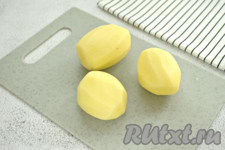 Для приготовления чипсов лучше использовать средний или крупный картофель, так как в процессе сушки ломтики значительно уменьшаются в размере. Очищаем картошку.