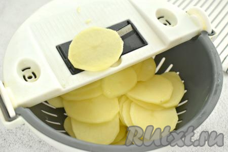 250 грамм очищенного картофеля нарезаем на кружочки толщиной 1-2 миллиметра. Я нарезала картошку с помощью специальной шинковки для овощей, но можно нарезать и ножом.&nbsp;