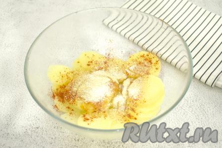 Перекладываем кружочки картофеля в миску, всыпаем по вкусу соль, специи (у меня - молотая паприка и сушёный чеснок), вливаем растительное масло. Перемешиваем аккуратно, чтобы каждый кружок картошки был покрыт специями и маслом.