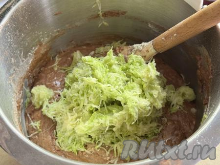 Натёртую кабачковую массу отжать от лишнего сока (можно просто брать понемногу натёртые кабачки в руку и сжимать, отжимая лишний сок, выделившийся сок нам не понадобится). В получившееся шоколадное тесто добавить кабачковую массу, отжатую от лишней влаги. Перемешать тесто до однородности лопаткой.