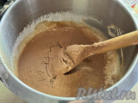 Всыпать просеянное какао, перемешать лопаткой.&nbsp;