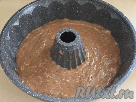 Форму для выпечки (у меня - форма диаметром 24 сантиметра) смазать растительным маслом, выложить тесто, разровнять.