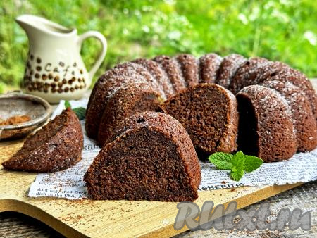 Нежный, в меру влажный, ароматный шоколадный кекс из кабачков переложить на тарелку, по желанию, присыпать сахарной пудрой, нарезать на кусочки и подать к столу.