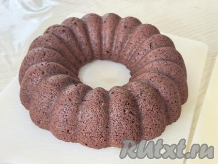 Достать форму из духовки, слегка остудить кекс в форме, а затем, вынув из формы, переложить на решётку и оставить до полного остывания.&nbsp;