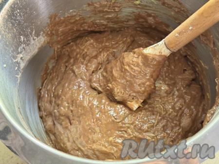 Добавляя частями оставшуюся муку и тщательно вмешивая её лопаткой, замесить в меру густое, нежное, блестящее шоколадно-кабачковое тесто для кекса, как на фото. Влажность кабачка, размер яиц, качество муки могут быть разными, поэтому, добавляя муку, важно ориентироваться на густоту теста, а не на количество муки, указанное в ингредиентах.