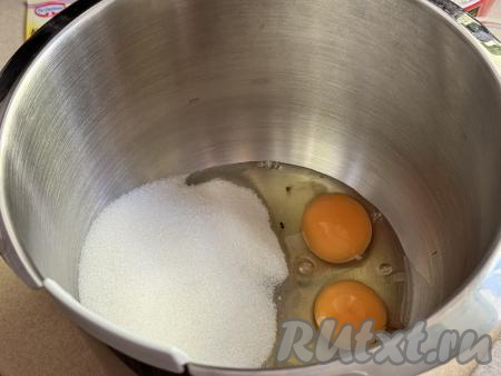 Кабачок очистить от кожуры. Если семечки у кабачка мелкие, их можно оставить. В чашу миксера (или в другую глубокую миску, в которой вам будет удобно взбивать миксером) вбить яйца, всыпать сахар.&nbsp;