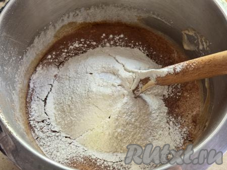 Всыпать соль, разрыхлитель, грамм 150 просеянной муки, перемешать шоколадное тесто до однородности. В этом рецепте тесто замешивается с добавлением продуктов (сметаны и какао), содержащих кислоту, поэтому, для того чтобы кекс получился мягким, мелкопористым, в тесто добавляются и сода, и разрыхлитель. 