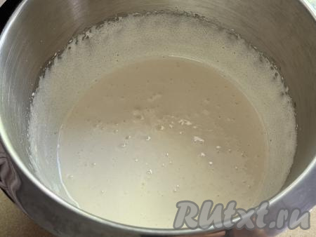 Взбить яйца с сахаром в течение 3-4 минут на максимальных оборотах миксера (яичная масса должна посветлеть и увеличиться в объёме).