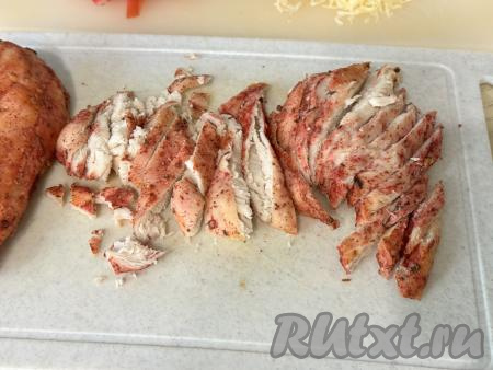 Готовое филе достать из аэрогриля, дать остыть, выложить на доску и нарезать на длинные брусочки (или порвать на волокна с помощью вилки).