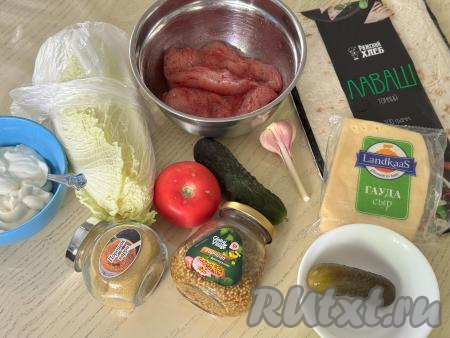 Подготовить продукты для приготовления шаурмы в аэрогриле. Помидор, свежий огурец, капусту и зелёный лук вымыть. Чеснок очистить. Куриное филе промыть водой, обсушить, выложить в миску, добавить соль и специи (в качестве специй я использовала карри и паприку), перемешать, покрывая мясо специями со всех сторон.