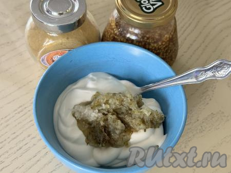 Для приготовления соуса для шаурмы нужно в глубокой миске соединить майонез и сметану, добавить натёртый на мелкой тёрке маринованный огурец и пропущенный через пресс зубчик чеснока.