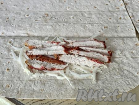 Затем выложить часть куриного филе.