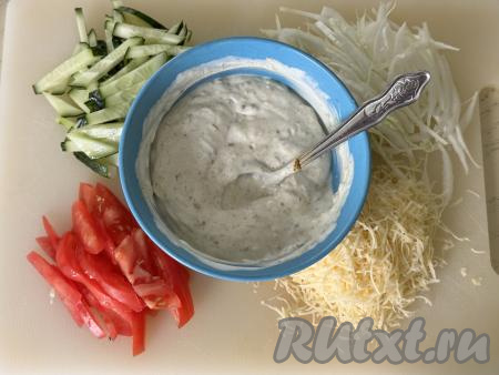 Ещё раз перемешать соус для шаурмы. Огурцы нарезать на длинные брусочки, капусту - на тонкие полоски, помидоры - на тонкие кусочки. Сыр натереть на мелкой тёрке.