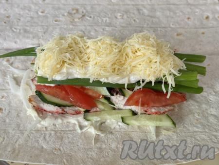 Присыпать 1/4 частью натёртого сыра.