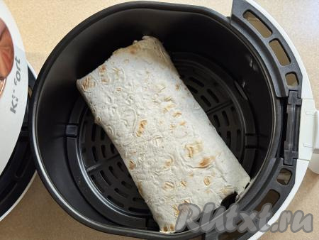 Выложить шаурму в чашу аэрогриля. У меня в чашу аэрогриля поместилась только одна шаурма, поэтому я запекала шаурму по одной.