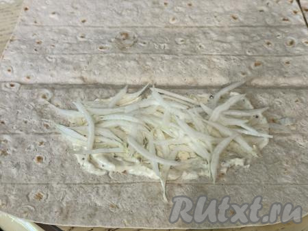 Выложить на соус тонко нарезанный лист капусты.