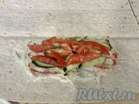 Далее выложить 1/4 нарезанных огурцов и помидоров.