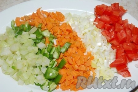 У лука порея использовать только белую часть. Черешки сельдерея очистить от наружных волокон. Все овощи нарезать мелкими кубиками.