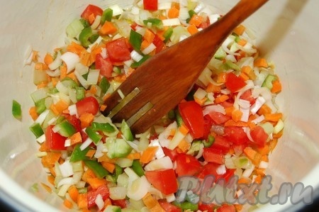 Взять кастрюлю (желательно с толстым дном), налить в нее оливковое масло и опустить в нее нарезанные овощи. Перемешать и обжаривать 5 минут.