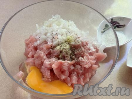 В миску с мелко нарезанной свининой добавить крахмал, муку, лук и сырое яйцо, посолить и поперчить по вкусу.