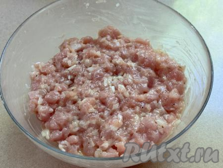 Тщательно перемешать массу и дать настояться минут 20 при комнатной температуре.&nbsp;