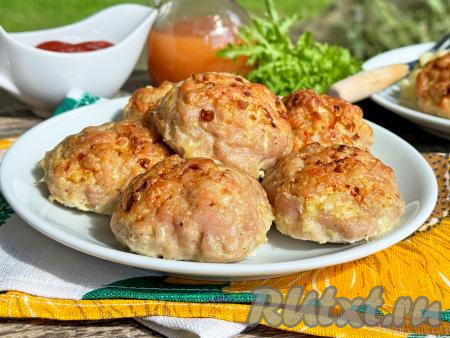 Аппетитные, сочные&nbsp;рубленные котлеты из свинины достать из духовки, переложить на тарелку и горячими подать к столу.