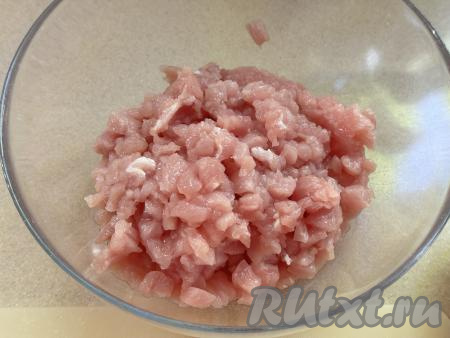 Переложить рубленное мясо в миску.&nbsp;