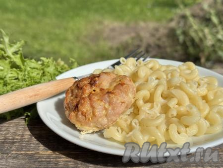 При подаче эти вкусные, пышные котлетки можно дополнить гарниром, либо свежими овощами и соусом.