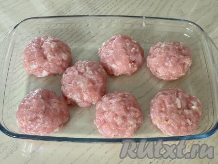 Руки смочить водой, разделить рубленную массу из свинины на 7 равных частей. Из каждой части рубленной массы сформировать круглую котлету, выложить в жаропрочную форму. В форму с 7 сформированными рубленными котлетами из свинины влить 100 миллилитров воды, отправить в духовку, разогретую до 180 градусов.&nbsp;&nbsp;
