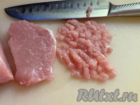 Нарезать свинину ножом вначале на тонкие ломтики, а затем порубить ножом на мелкие кусочки.&nbsp;