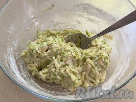 Понемногу подсыпая оставшуюся муку и хорошо вмешивая её, замесить кабачковое тесто, которое должно напоминать густую сметану, жидким тесто быть не должно. Если нужно, подсолить тесто. В зависимости от сочности кабачка и размера яйца, муки может потребоваться как больше, так и меньше, чем указано в ингредиентах, главное - ориентироваться на густоту замешиваемого кабачкового теста.