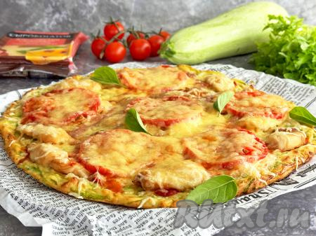 Готовую пиццу из кабачков с курицей достать из духовки, переложить на тарелку и подать к столу в горячем виде. Просто, сытно, аппетитно и очень вкусно, попробуйте!