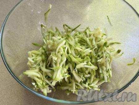 Натереть кабачок на крупной тёрке&nbsp;в глубокую миску, добавить 0,5 чайной ложки соли, перемешать и оставить на 5-10 минут, чтобы кабачок дал сок.