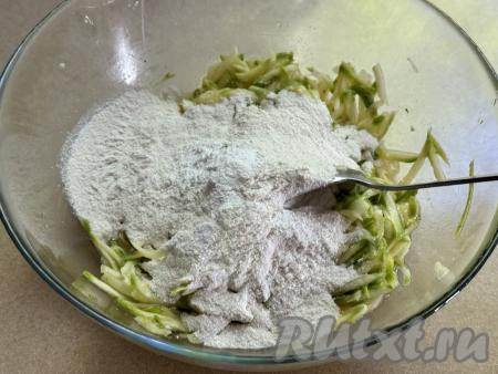 Перемешать массу, всыпать 40 грамм муки, перемешать.