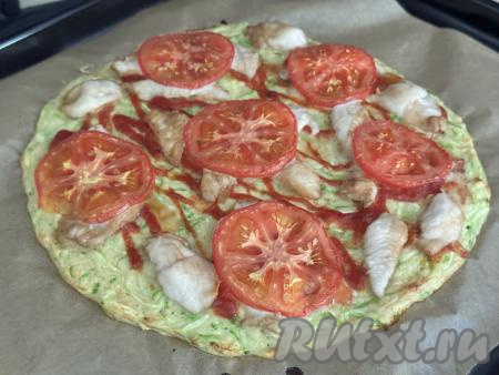 Поставить противень с пиццей&nbsp;из кабачков с курицей в разогретую до 180 градусов духовку и выпекать 20 минут.