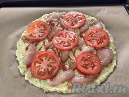 Затем выложить&nbsp;помидор, нарезанный на&nbsp;тонкие кружочки. Слегка присолить помидоры.