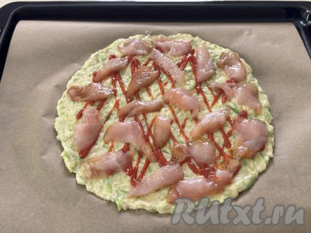 Куриное филе нарезать на тонкие кусочки и выложить поверх кетчупа. Куриное филе я не солю, так как соевый соус, в котором оно мариновалось, достаточно солёный.