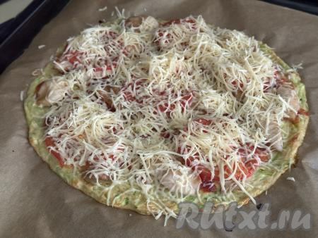 Достать противень из духовки, кабачковую&nbsp;пиццу присыпать сверху&nbsp;сыром, натёртым на мелкой тёрке, и отправить в духовку ещё минут на 10.