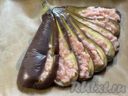 Аккуратно выложить фарш на полоски баклажана. 