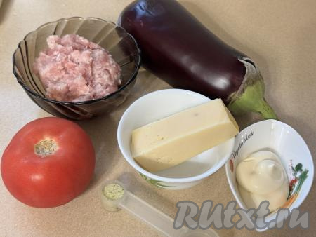 Подготовить продукты для приготовления веера из баклажана с фаршем в духовке. Баклажан и помидор вымыть. Фарш можно взять из любого мяса (у меня - из свинины). Для этого блюда можно использовать покупной фарш, а можно приготовить фарш в домашних условиях, пропустив кусочки мяса через мясорубку.