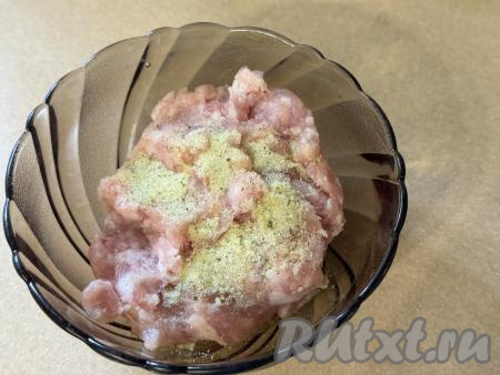 Фарш выложить в миску, посолить и поперчить по вкусу, перемешать. 