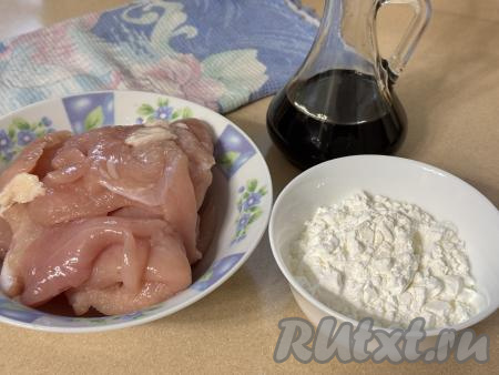 Подготовить продукты для приготовления куриной грудки в крахмале и соевом соусе на сковороде. Куриную грудку отделить от кости, промыть водой и обсушить. Крахмал можно взять как картофельный, так и кукурузный.