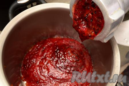 Сливы без косточек пропустить через мясорубку, используя решётку с минимальными ячейками, в кастрюлю с толстым дном, в которой в дальнейшем будете варить повидло. Благодаря мелкой решётке мясорубки, пюре получится более однородным, а крупные шкурки слив останутся в мясорубке. Кастрюлю для варки повидла нужно брать достаточно объёмную, потому что сливовая масса сильно пенится в процессе закипания.